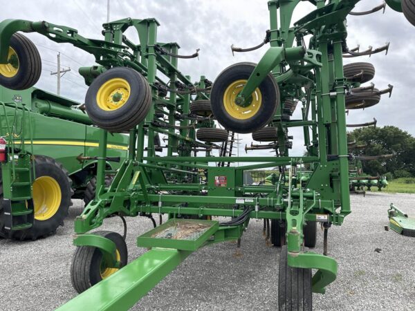 John Deere 2210 Cultivator - Image 2