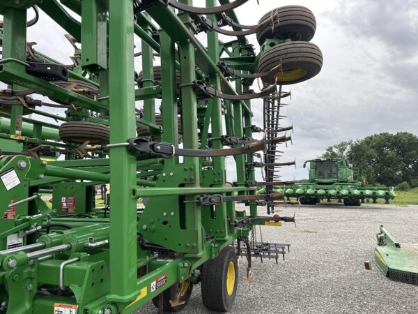 John Deere 2210 Cultivator - Image 4