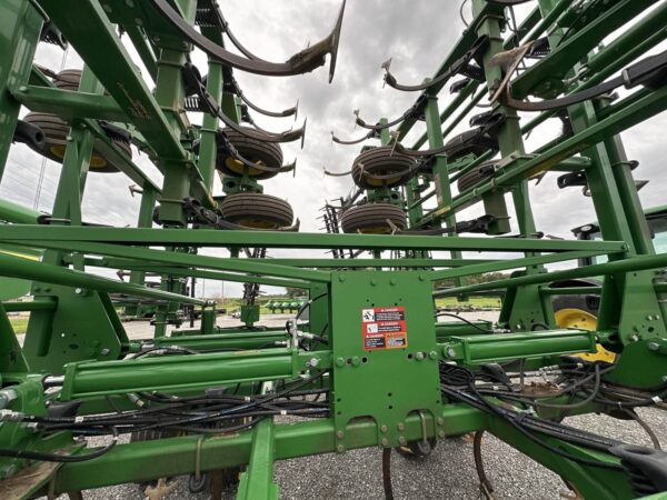 John Deere 2210 Cultivator - Image 5