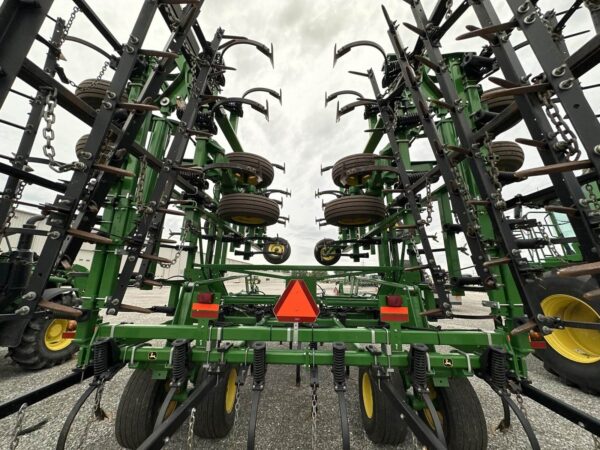 John Deere 2210 Cultivator - Image 6