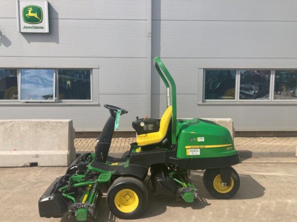 JOHN DEERE 2500B GREENS TRIPLE MOWER - Image 2