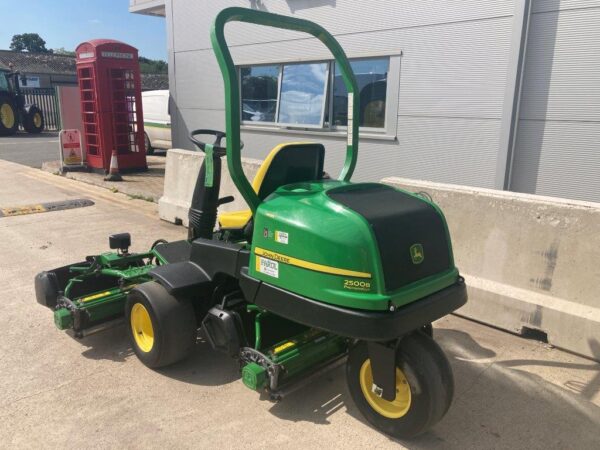 JOHN DEERE 2500B GREENS TRIPLE MOWER - Image 3